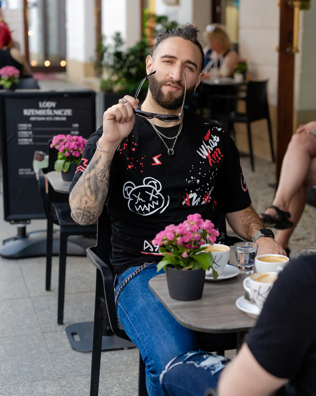 Uomo con stile moderno, sfondo urbano e presenza distintiva